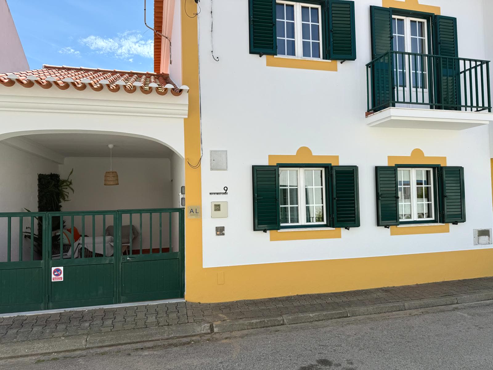 Breeze House Almograve, Almograve — Quatro quartos, dois pisos, muita luz.