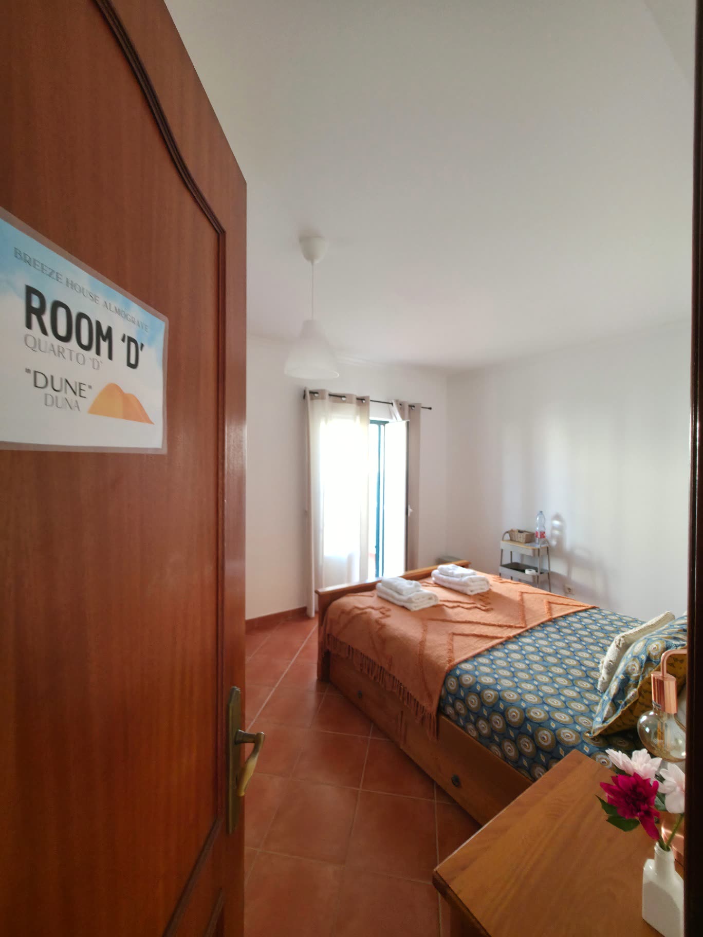 Quarto da Breeze House Almograve com cama de casal