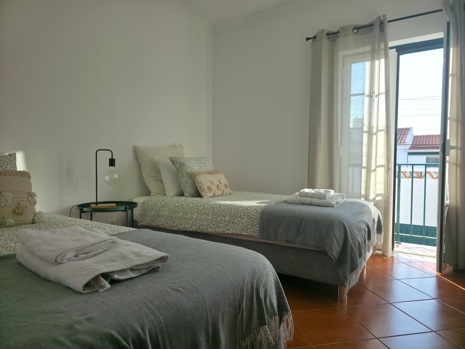 Quarto B da Breeze House Almograve com varanda e luz natural