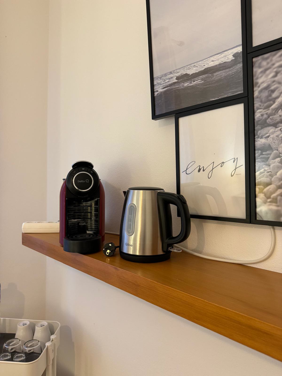 Detalhe da máquina de café e chaleira no quarto 1 da Nature House Almograve