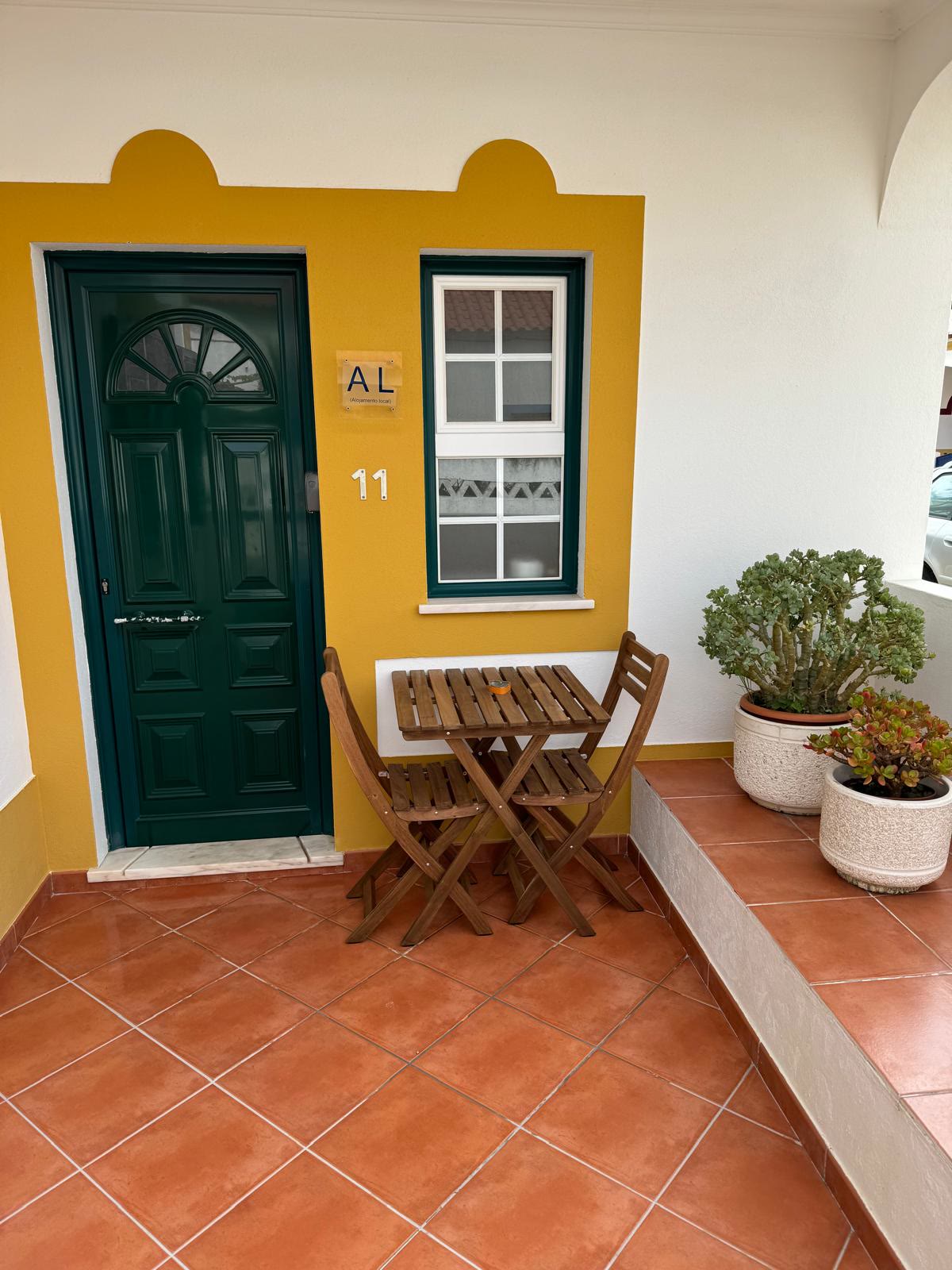 Entrada independente e terraço do quarto 1 da Nature House Almograve