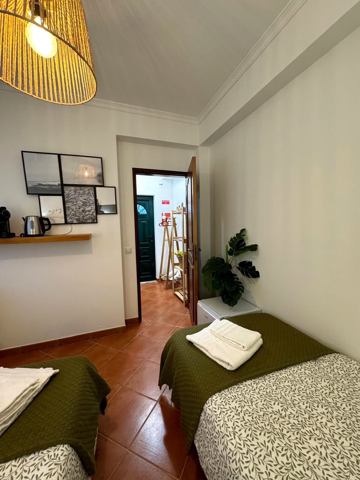 Quarto 1 · Duplo com terraço e casa de banho privativa — 2/5