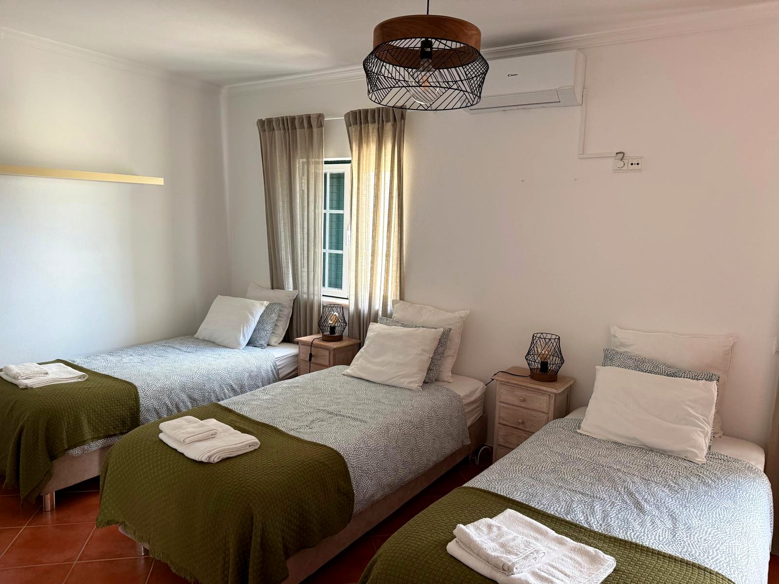 Quarto triplo com casa de banho partilhada