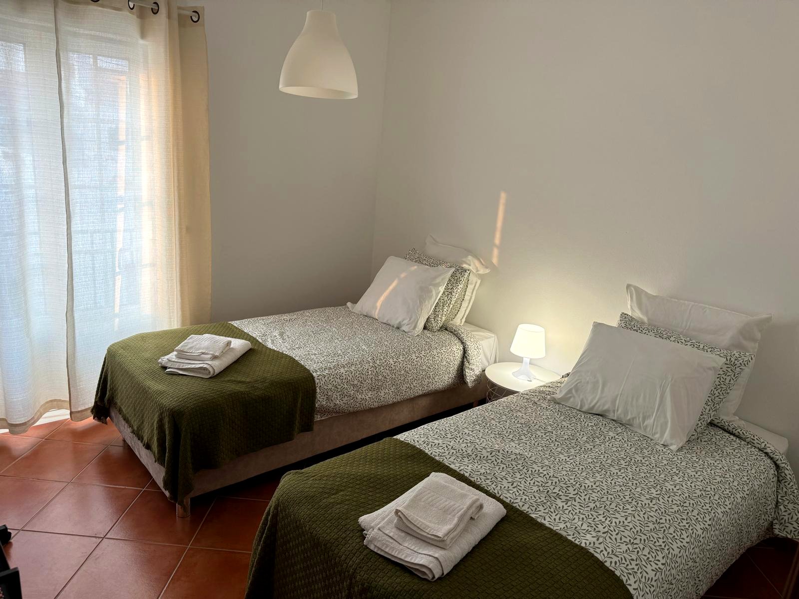 Quarto duplo com casa de banho partilhada